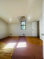 16 Oldwood Rd S in Port Washington, NY - Building Photo