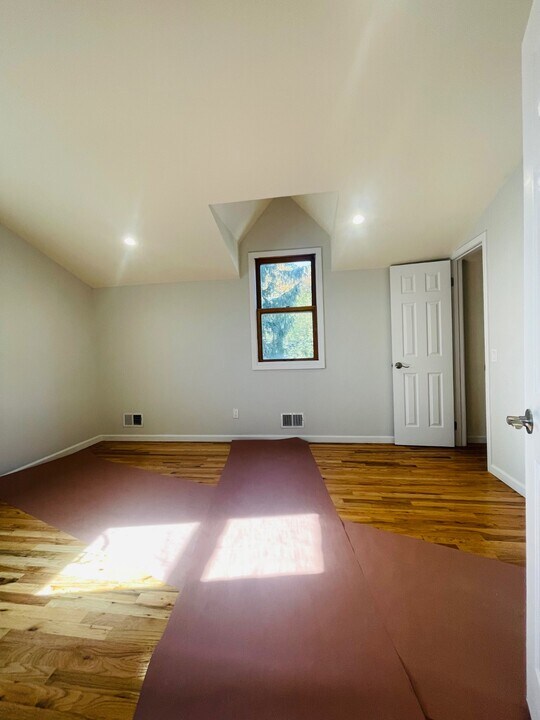 16 Oldwood Rd S in Port Washington, NY - Building Photo