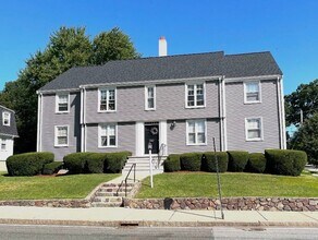 202 Sylvan St, Unit 1st floor in Melrose, MA - Foto de edificio - Building Photo