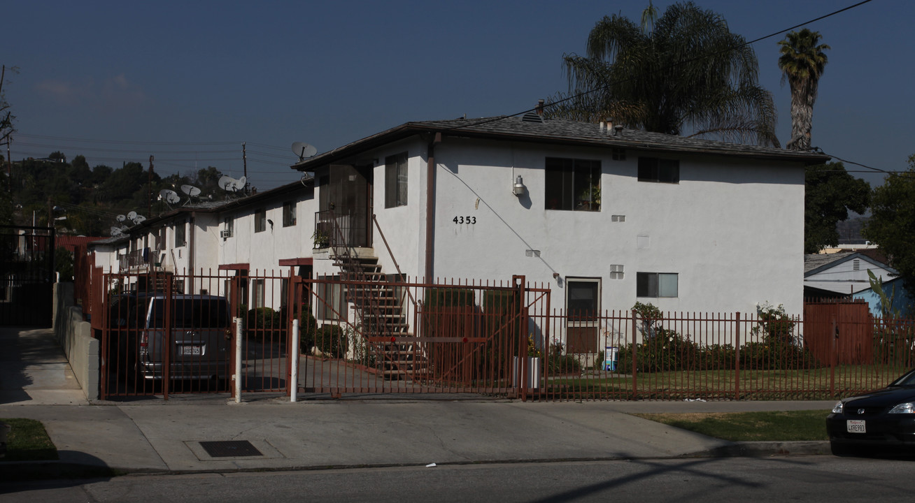 4353 Toland Way in Los Angeles, CA - Building Photo