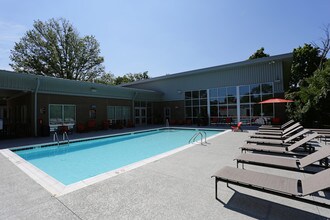 Jamestown at St. Matthews Apartments in Louisville, KY - Foto de edificio - Building Photo