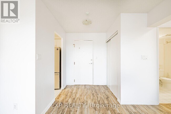 135 Hillcrest Ave in Mississauga, ON - Building Photo - Building Photo