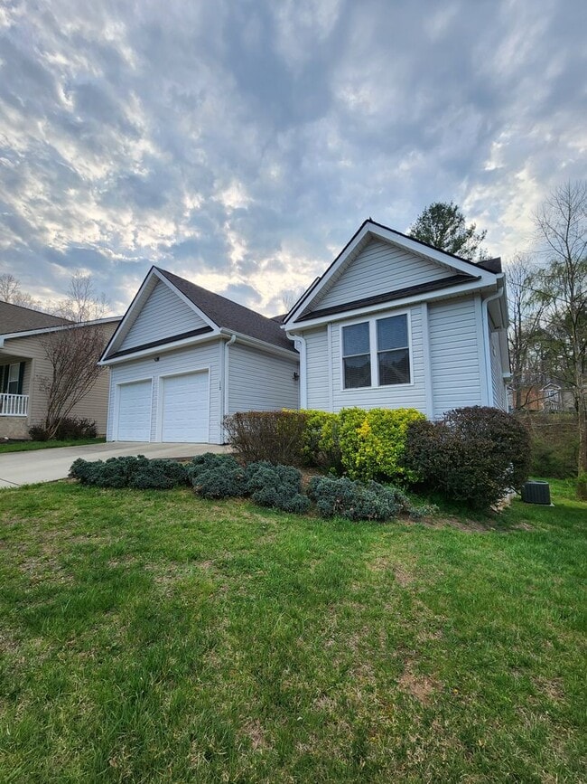 112 Woodcreek Cir in Swannanoa, NC - Building Photo - Building Photo