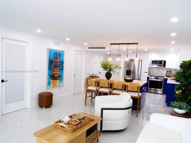 5701 Collins Ave in Miami Beach, FL - Building Photo - Building Photo