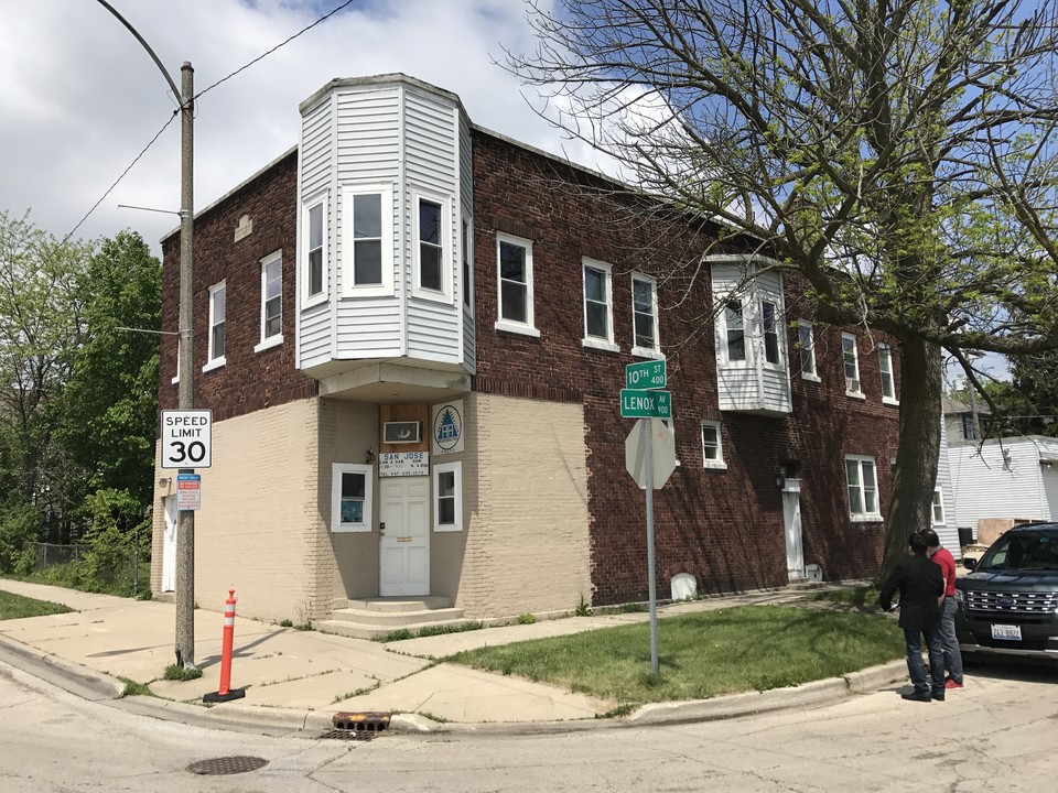 404 10th St in Waukegan, IL - Building Photo