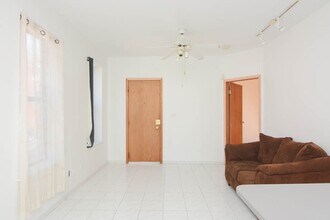 529 N Claremont Ave, Unit J05P in Chicago, IL - Foto de edificio - Building Photo