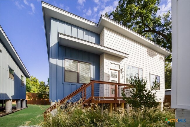 587 E Basel St in New Braunfels, TX - Building Photo - Building Photo