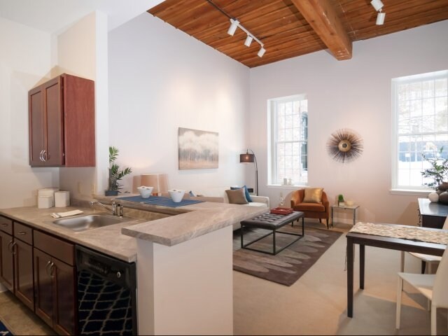 Pine Valley Lofts in Milford, NH - Foto de edificio