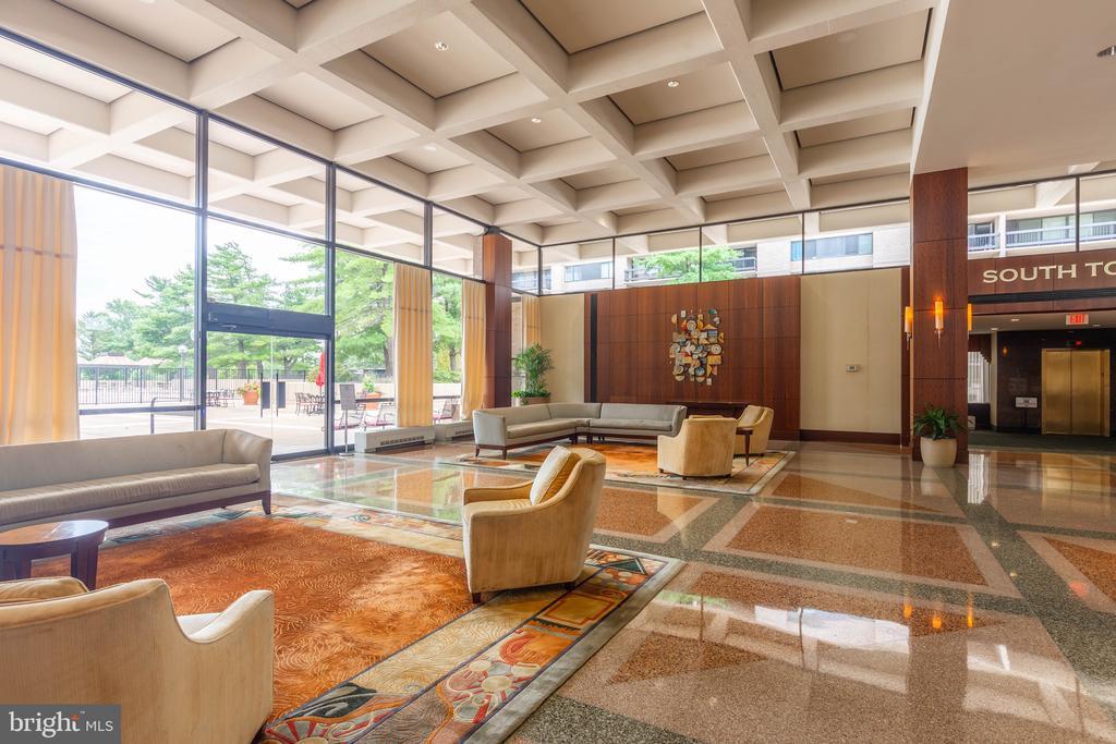 3701 S George Mason Dr in Falls Church, VA - Building Photo