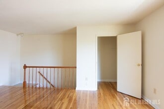 9 Koster Blvd in Edison, NJ - Building Photo - Building Photo