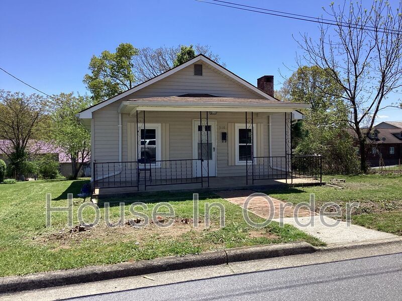 510 5th Ave E in Hendersonville, NC - Building Photo