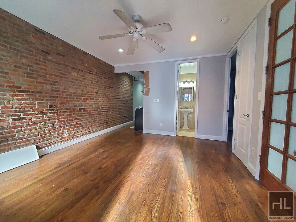 SPACIOUS GRAMERCY PARK 3 BEDROOM - WON'T L in New York, NY - Building Photo