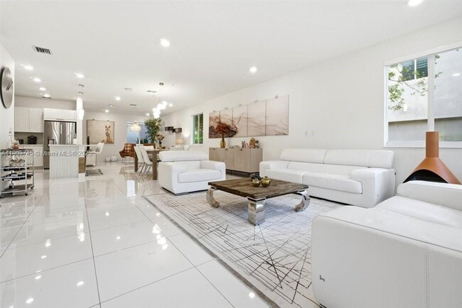 6611 NW 102nd Path in Doral, FL - Building Photo - Building Photo