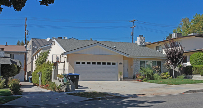 727 E Magnolia Blvd in Burbank, CA - Building Photo - Building Photo