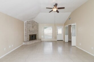 15626 Barbarossa Dr in Houston, TX - Foto de edificio - Building Photo