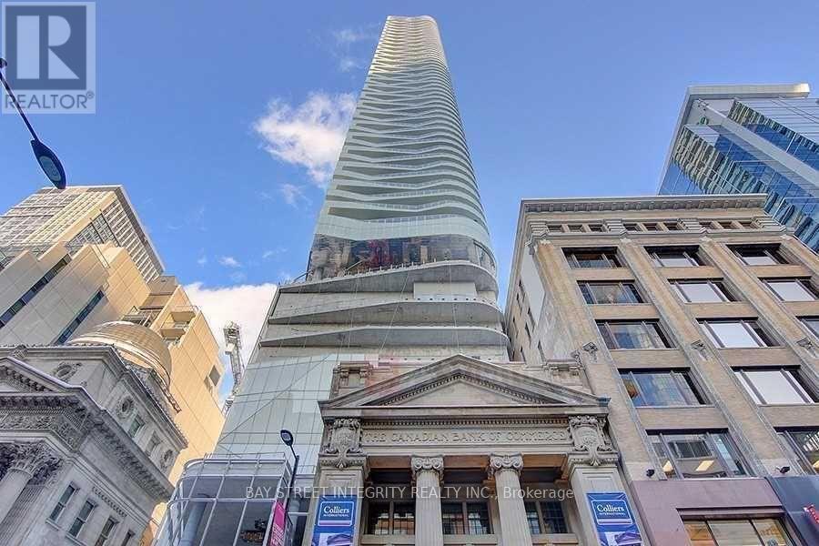 197 Yonge St in Toronto, ON - Building Photo