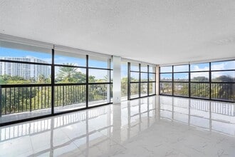 600 Parkview Dr, Unit 509 in Hallandale Beach, FL - Foto de edificio - Building Photo