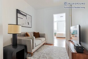 327 E 10th St in New York, NY - Building Photo