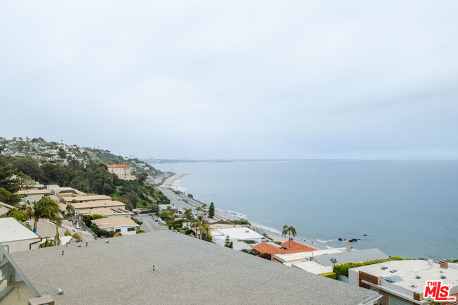 18203 Coastline Dr in Malibu, CA - Foto de edificio - Building Photo