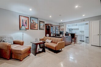 1860 White Oak Dr in Houston, TX - Building Photo - Building Photo