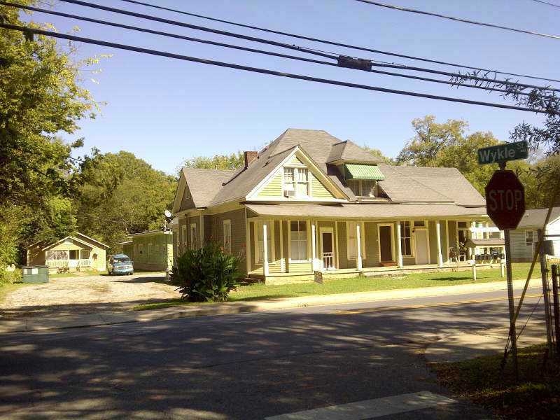 213 N Erwin St in Cartersville, GA - Foto de edificio