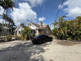 5025 SW 64th Ave in Davie, FL - Building Photo