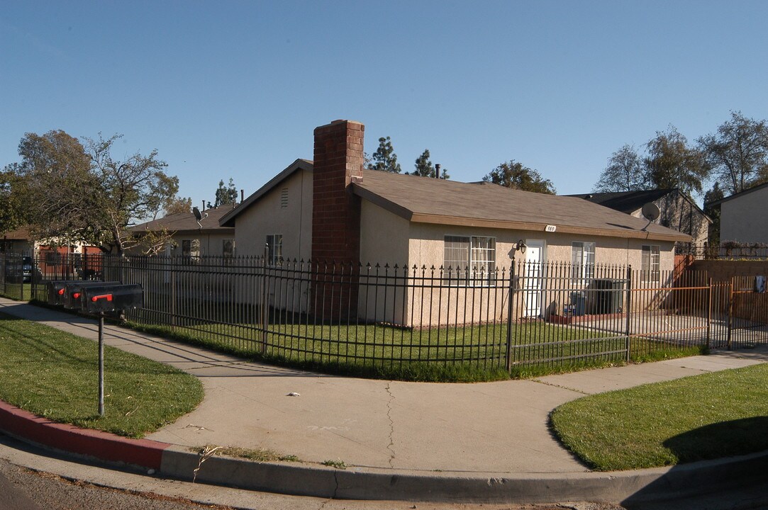 989 W Lorraine Pl in Rialto, CA - Foto de edificio