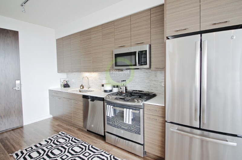 247 W Chestnut St in Chicago, IL - Building Photo