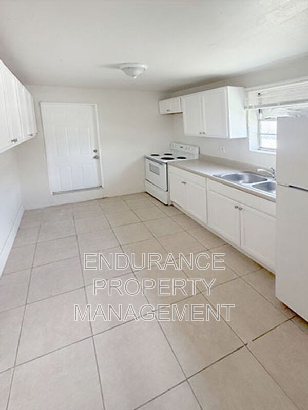 1125 W 28th St in Riviera Beach, FL - Foto de edificio - Building Photo