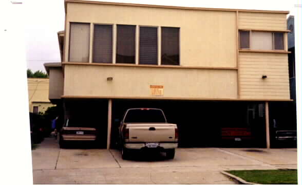 1045 S Cloverdale Ave in Los Angeles, CA - Building Photo