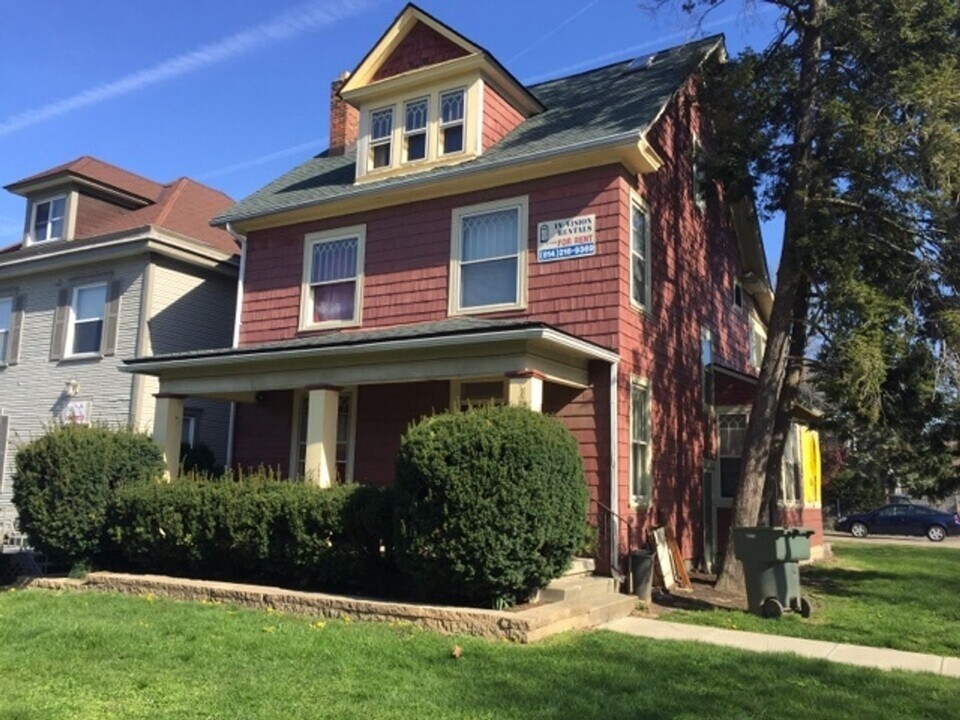 124 E Norwich Ave in Columbus, OH - Building Photo