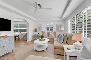 1097 Frank Whiteman Blvd in Naples, FL - Building Photo