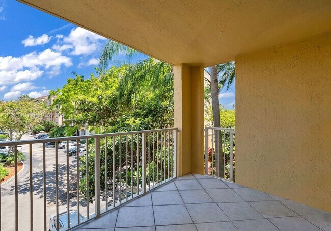 19555 E Country Club Dr in Aventura, FL - Building Photo - Building Photo
