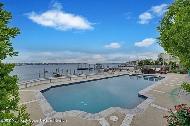 323 Cove Dr in Mantoloking, NJ - Building Photo - Building Photo