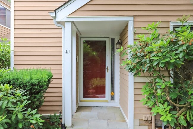 41 Rambling Brook Rd in Chappaqua, NY - Building Photo - Building Photo