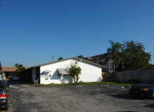 2325 Taylor St in Hollywood, FL - Building Photo - Building Photo