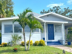 1003 Patterson Dr, Unit B in Sarasota, FL - Building Photo