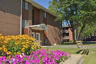 Wood Wind Gardens in North Syracuse, NY - Foto de edificio - Building Photo
