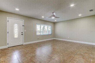 5806 Cresthill Dr in Tampa, FL - Building Photo - Building Photo