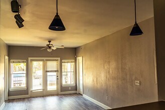 Room in Condo on Crossing Pl in Austin, TX - Building Photo - Building Photo