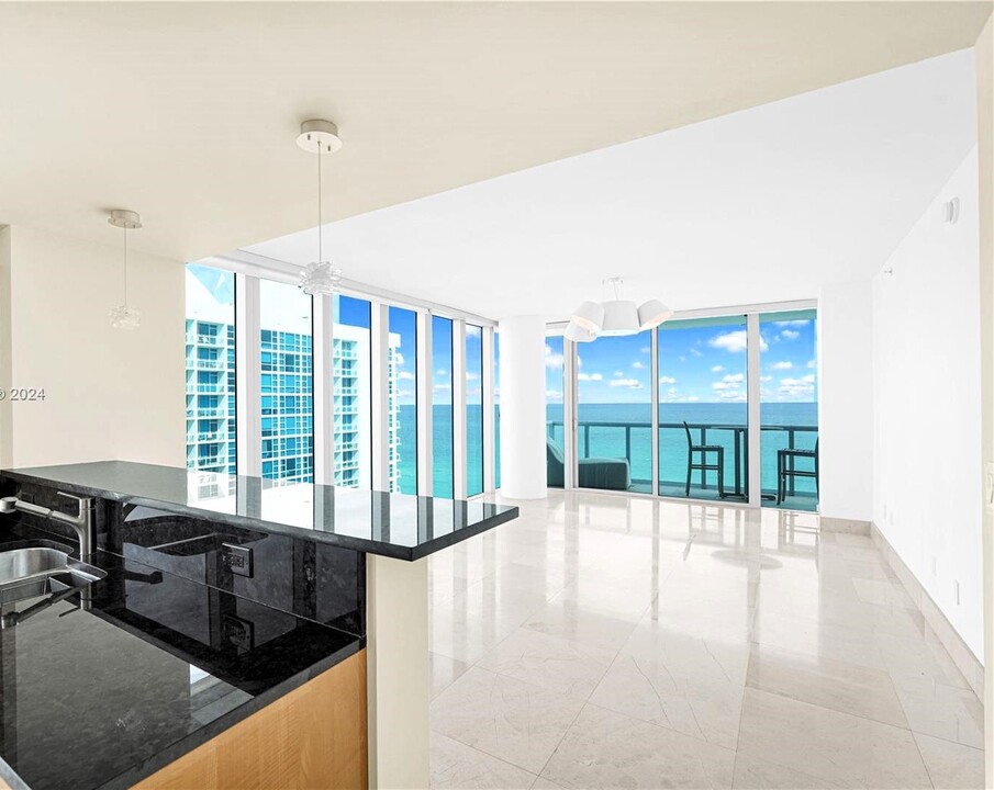 6799 Collins Ave, Unit 1102 in Miami, FL - Building Photo