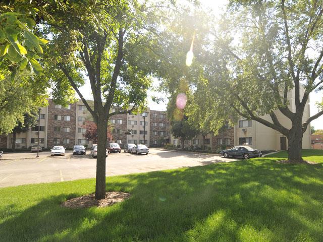 Central Park Manor in Hopkins, MN - Building Photo