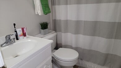 74 Main St, Unit Apt4 in Yarmouth, ME - Foto de edificio - Building Photo