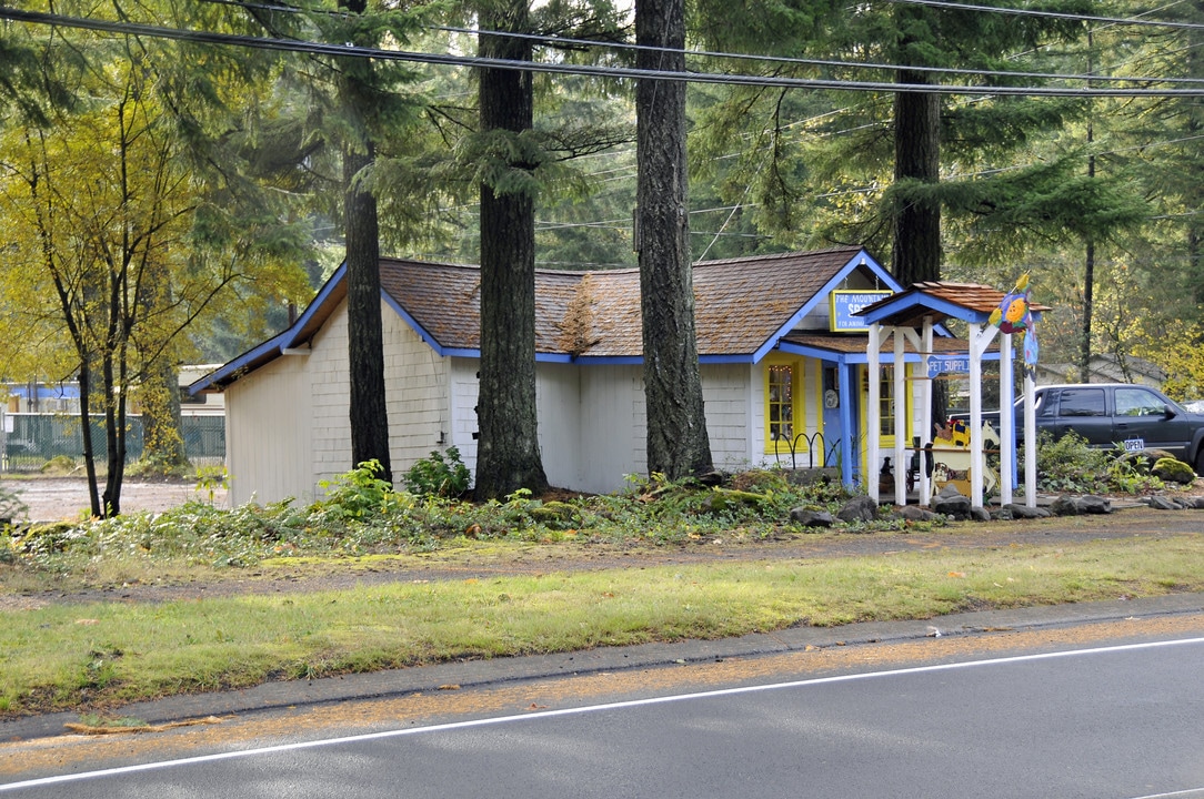 Mt Shadows Mobile Home Park in Welches, OR - Foto de edificio