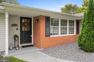 2106 Dennis Rd in Waldorf, MD - Building Photo