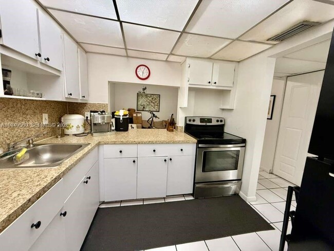 303 NE 187th St in North Miami Beach, FL - Building Photo - Building Photo