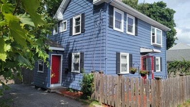 54 Bolton St, Unit 52 in Waltham, MA - Foto de edificio - Building Photo