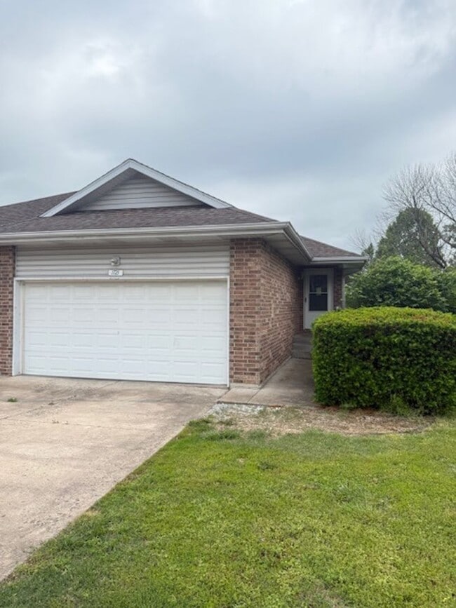 1721 S 10th Ave in Ozark, MO - Foto de edificio - Building Photo