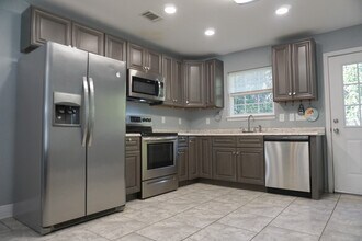 321 Apple Dr in Crestview, FL - Building Photo - Building Photo