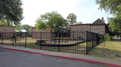 The Plaza at Hobby Airport in Houston, TX - Building Photo - Building Photo